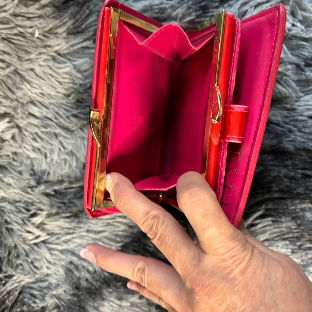LV Vernis Kisslock Wallet - Picture 4 of 4